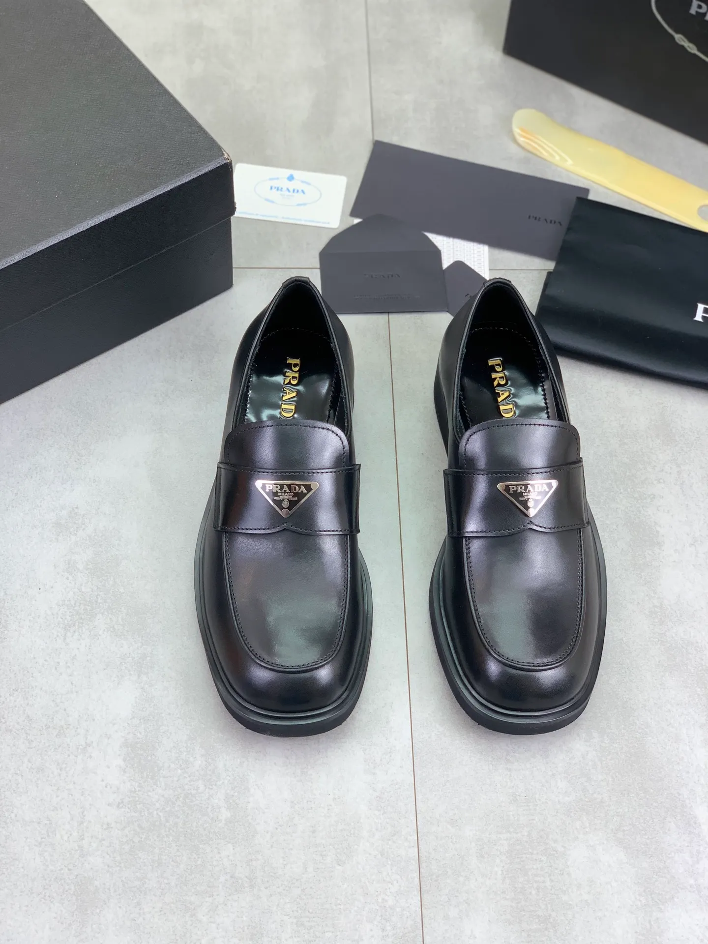 Factory price P840 💰Original quality, top version🔱 ＰＲＡＤＡPrada. Men's business casual leather shoes, top quality cow leather. 1:1 shipment ⬆️Luxurious and noble, all made of imported original first-layer fine suede cowhide, just to create a more comfortable wearing experience. Upper: original comfortable open-edge bead-rubbed calfskin ➕Top imported water-dyed full cow lining, original high-end lightweight and comfortable TPU combination bottom ✔️Code number: 39-44 (38 45 Can be customized)